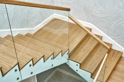 Image d'un escalier en bois et en verre