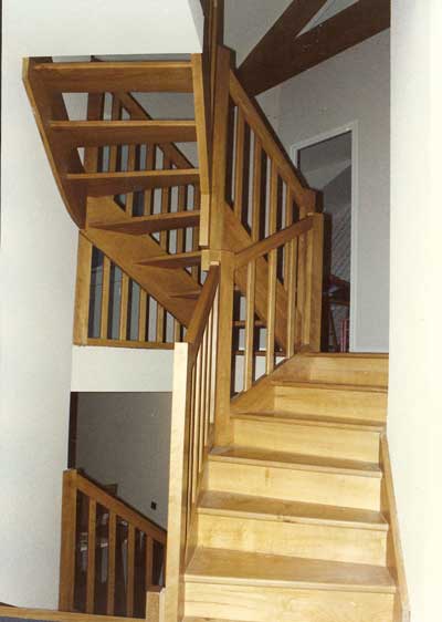 escalier étroit dans une cage d’escalier complexe