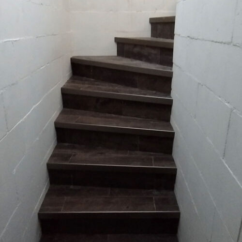 vue de l’escalier terminé d’en bas