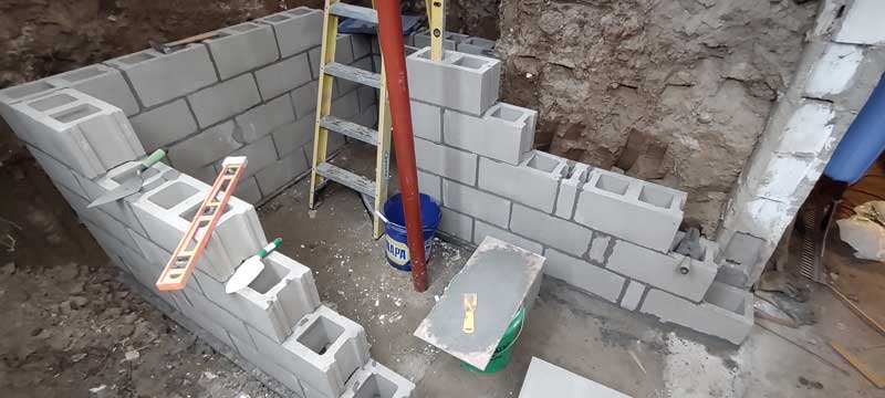 construction de trois murs en parpaings pour la cage d’escalier