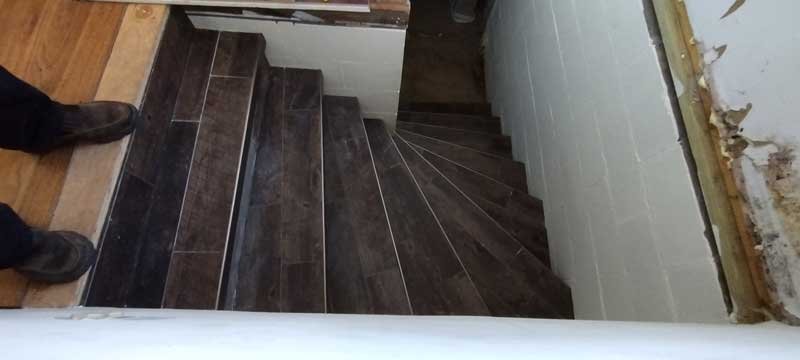 un escalier qui descend vers un sous-sol