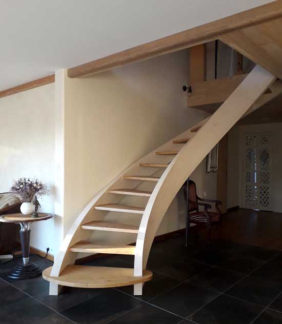 escalier en bois fabriqué avec la technique des couches collées horizontales